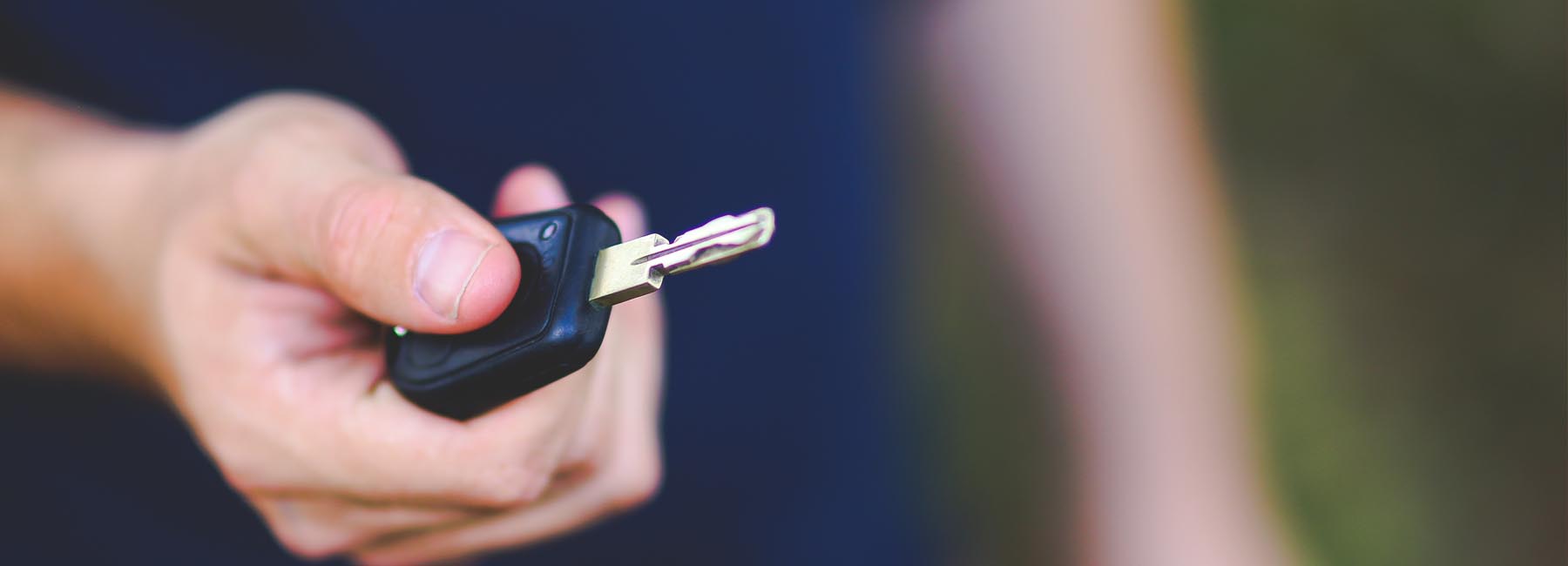 clé de voiture dans une main