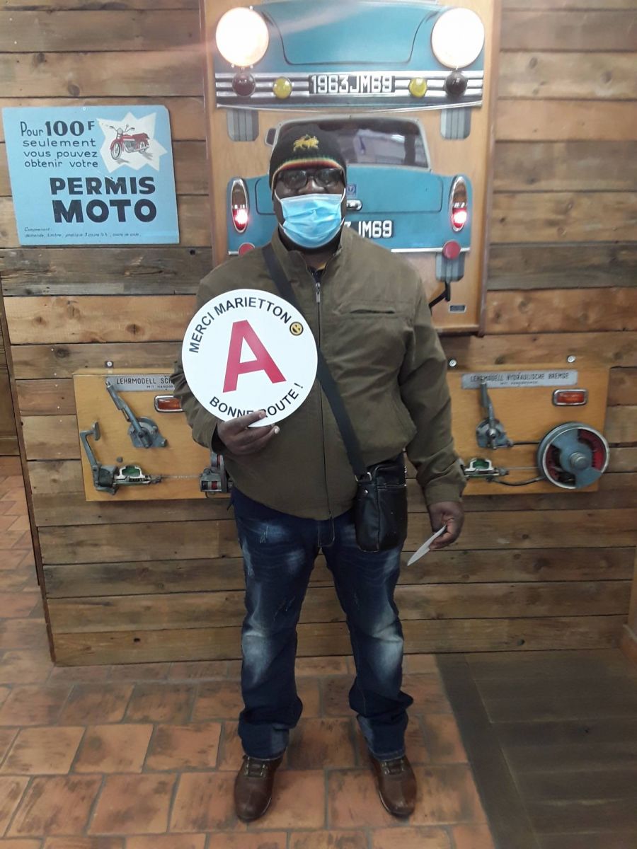 photo après réussite au permis de conduire de Max 