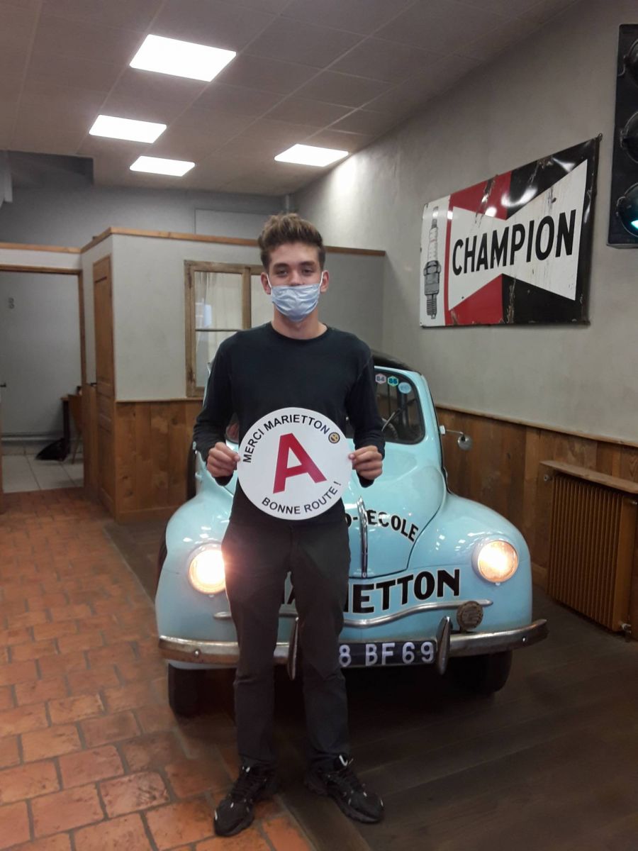 photo après réussite au permis de conduire de Alex 