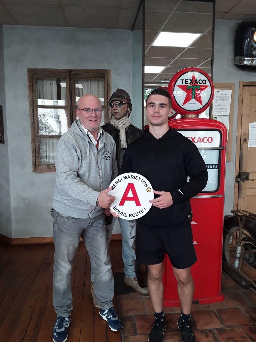 photo après réussite au permis de conduire de Victor