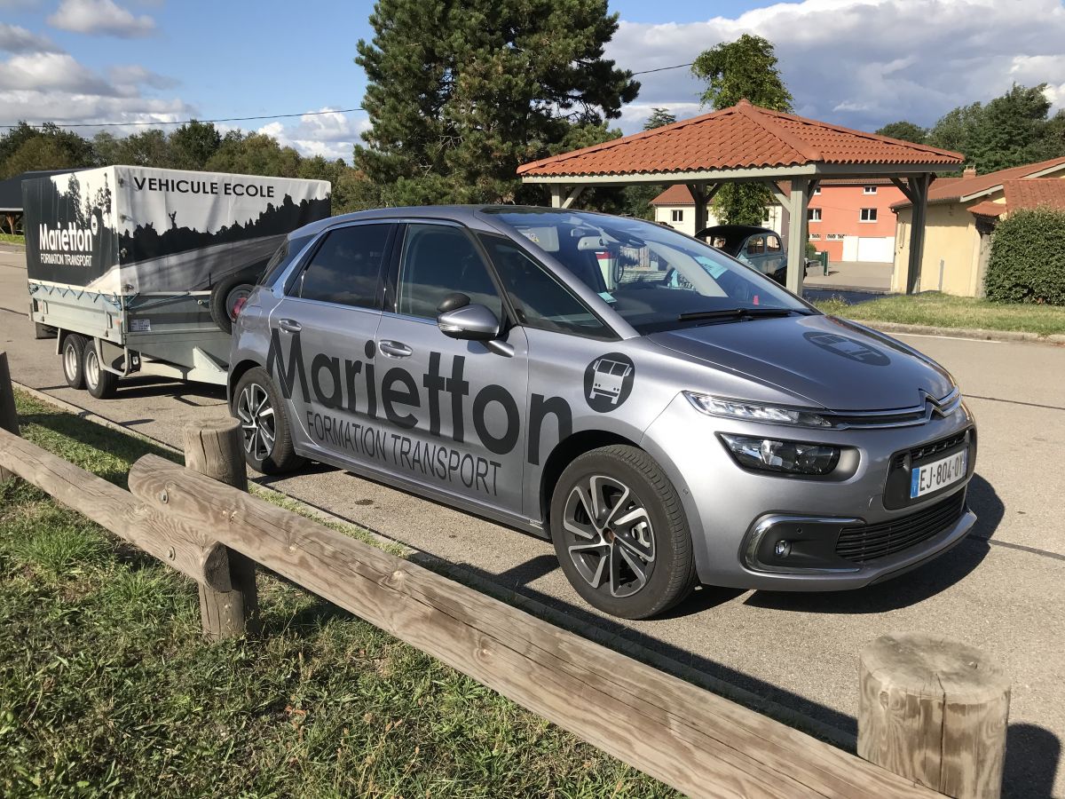 Tracter une remorque à Lyon