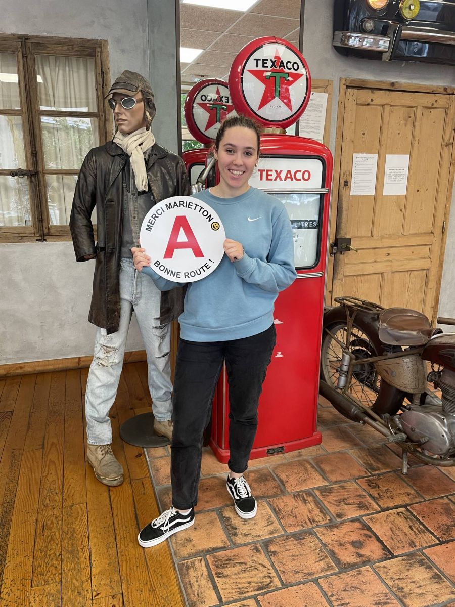 photo après réussite au permis de conduire de Lou-Ann