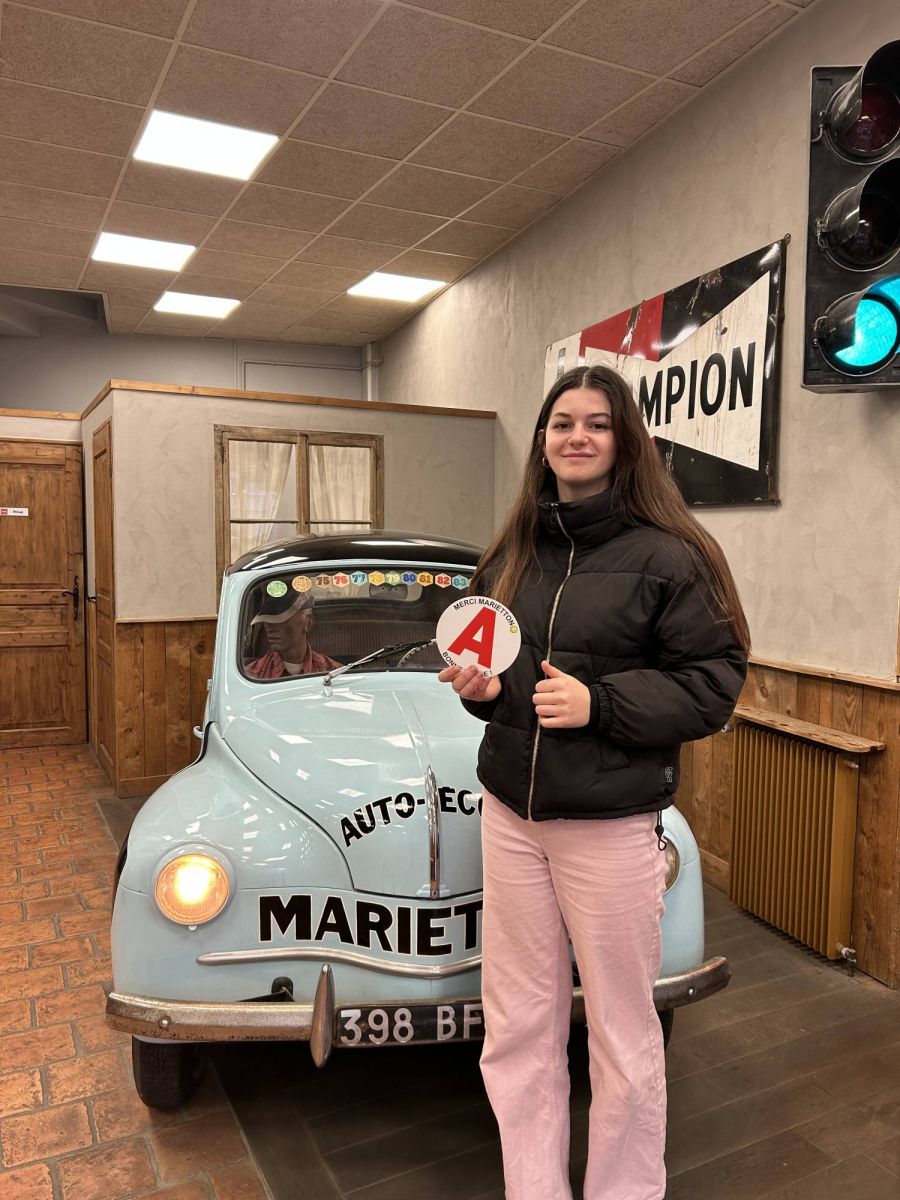 photo après réussite au permis de conduire de Lucie