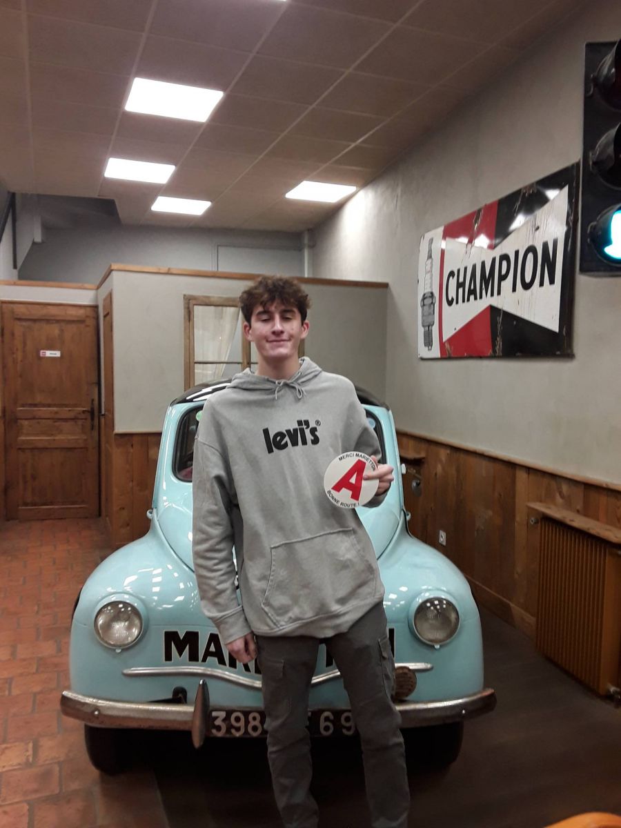 photo après réussite au permis de conduire de Maxence